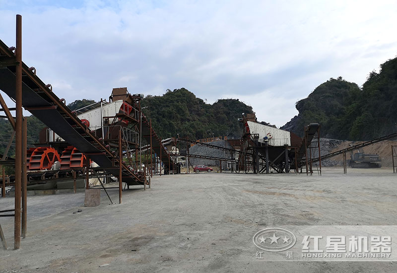 方案三配置現(xiàn)場：破碎機(jī)+制砂機(jī)+洗砂機(jī)，費用80萬以上